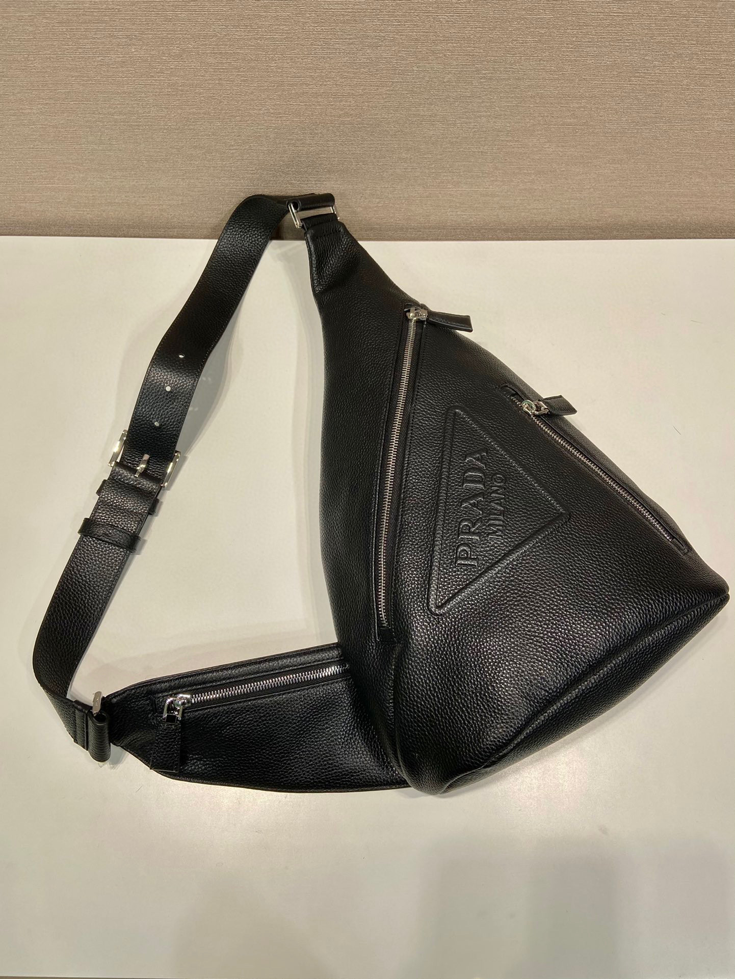 Prada Brusttasche, Größe: 26,5 x 37,5 x 10 cm