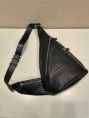 Prada Brusttasche, Größe: 26,5 x 37,5 x 10 cm