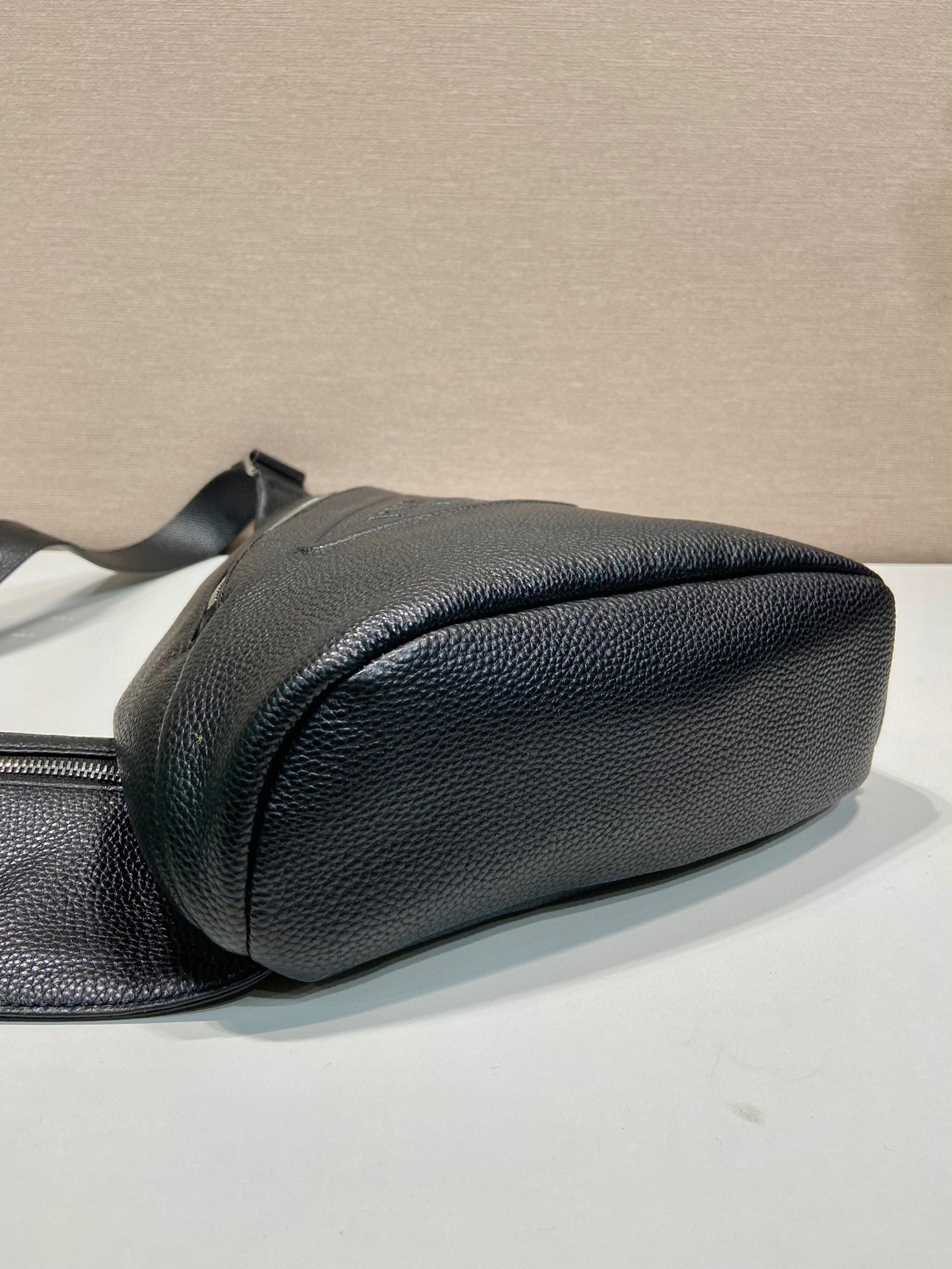 Prada Brusttasche, Größe: 26,5 x 37,5 x 10 cm