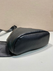 Prada Brusttasche, Größe: 26,5 x 37,5 x 10 cm