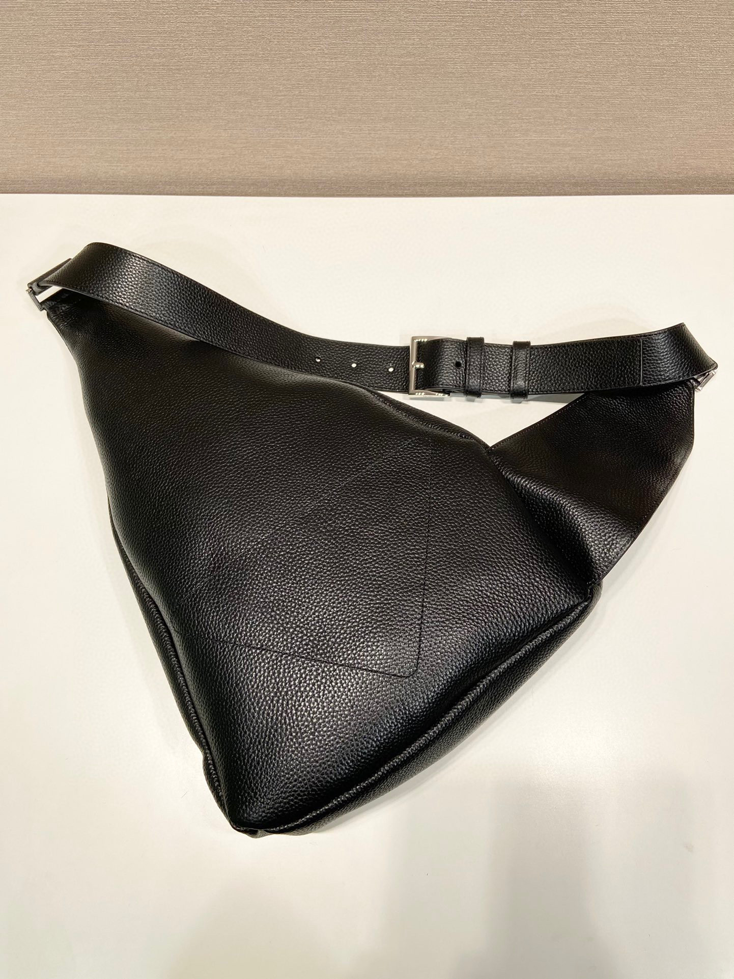 Prada Brusttasche, Größe: 26,5 x 37,5 x 10 cm