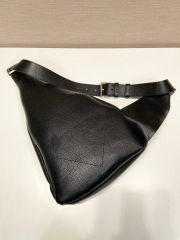 Prada Brusttasche, Größe: 26,5 x 37,5 x 10 cm