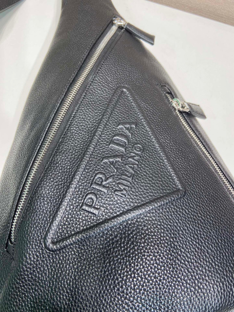 Prada Brusttasche, Größe: 26,5 x 37,5 x 10 cm