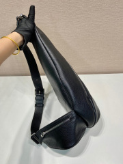 Prada Brusttasche, Größe: 26,5 x 37,5 x 10 cm