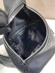Prada Brusttasche, Größe: 26,5 x 37,5 x 10 cm