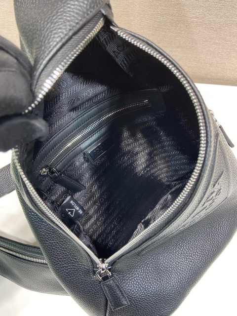 Prada Brusttasche, Größe: 26,5 x 37,5 x 10 cm