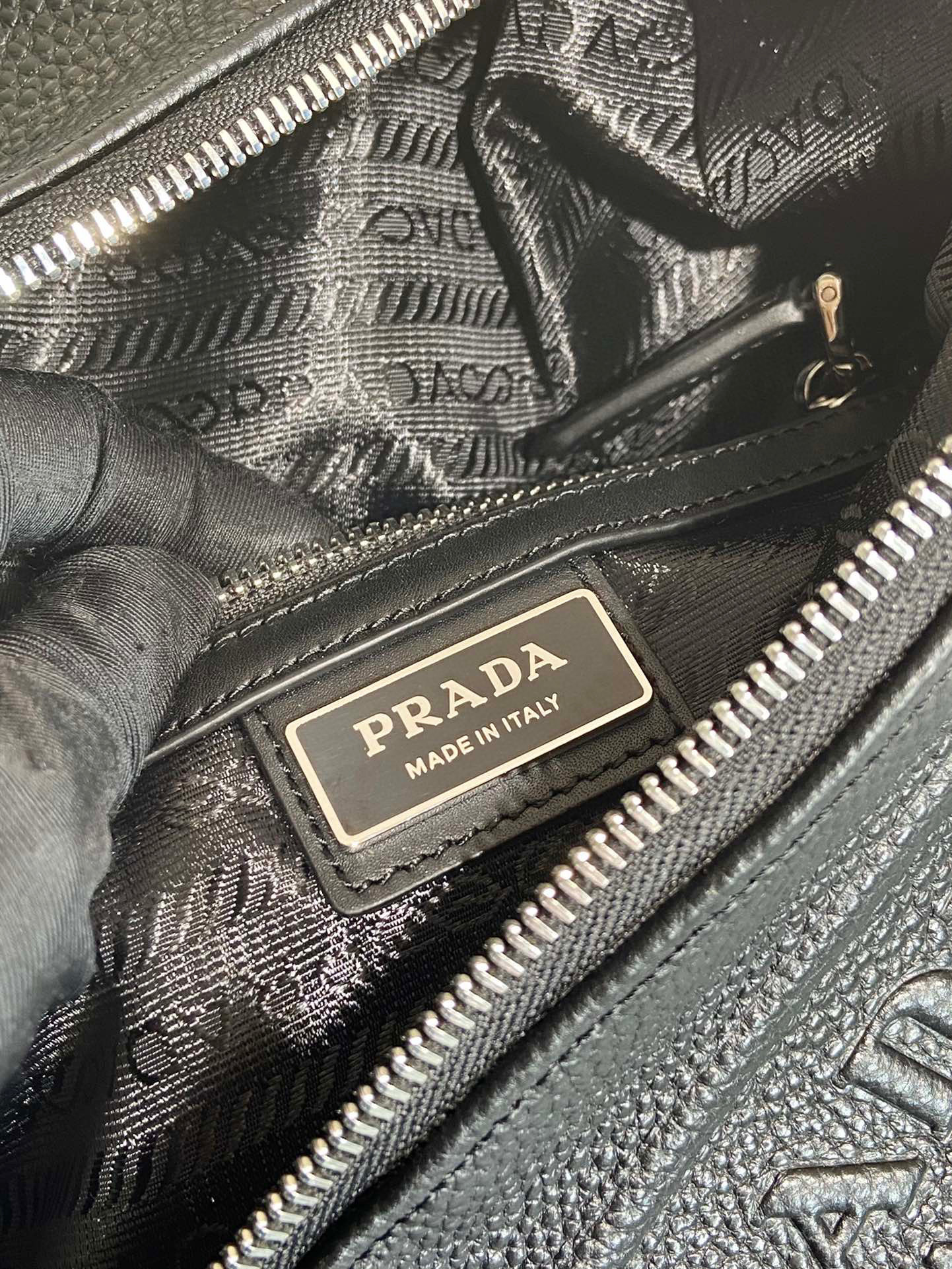 Prada Brusttasche, Größe: 26,5 x 37,5 x 10 cm