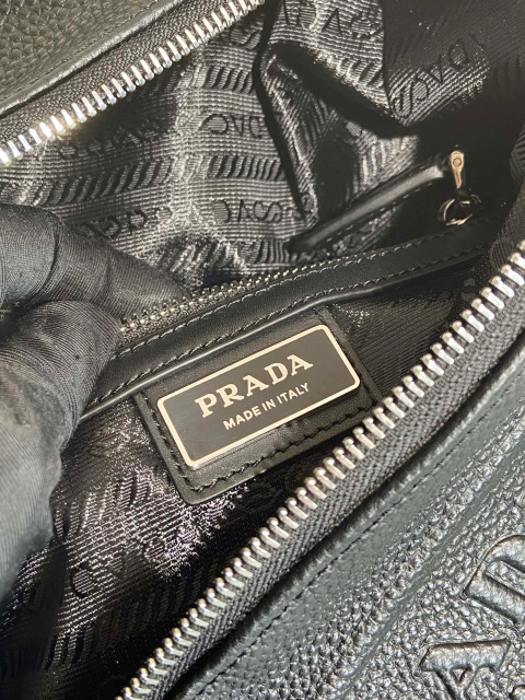 Prada Brusttasche, Größe: 26,5 x 37,5 x 10 cm