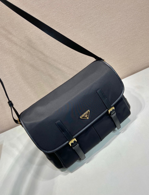 Prada 邮差包 尺寸：38*27*13cm