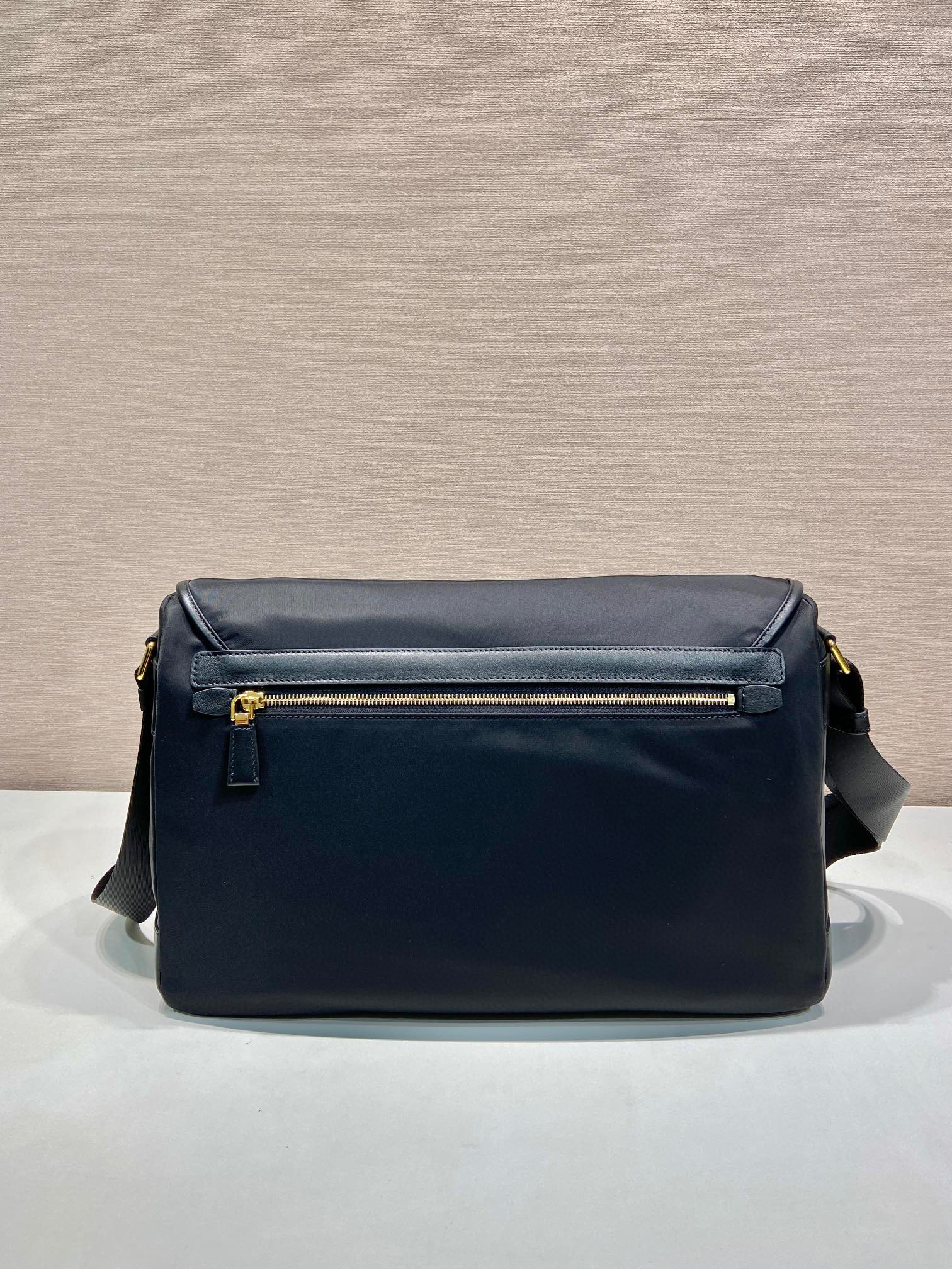 Prada 邮差包 尺寸：38*27*13cm