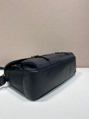 Prada 邮差包 尺寸：38*27*13cm