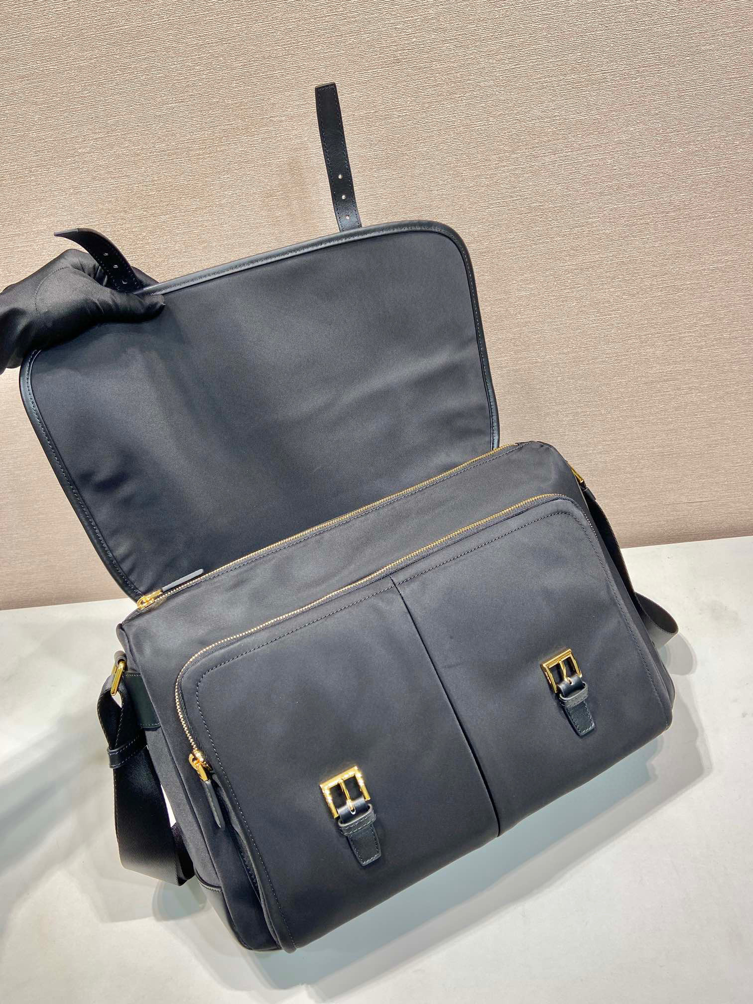 Prada 邮差包 尺寸：38*27*13cm