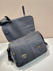 Prada 邮差包 尺寸：38*27*13cm