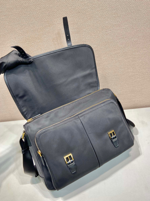 Prada 邮差包 尺寸：38*27*13cm