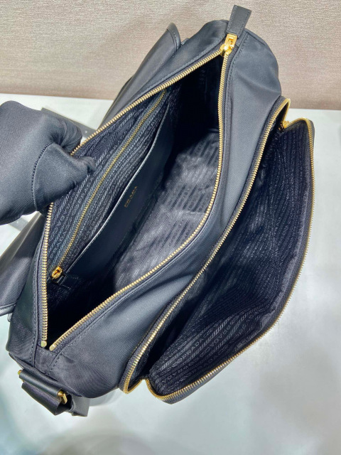 Prada 邮差包 尺寸：38*27*13cm