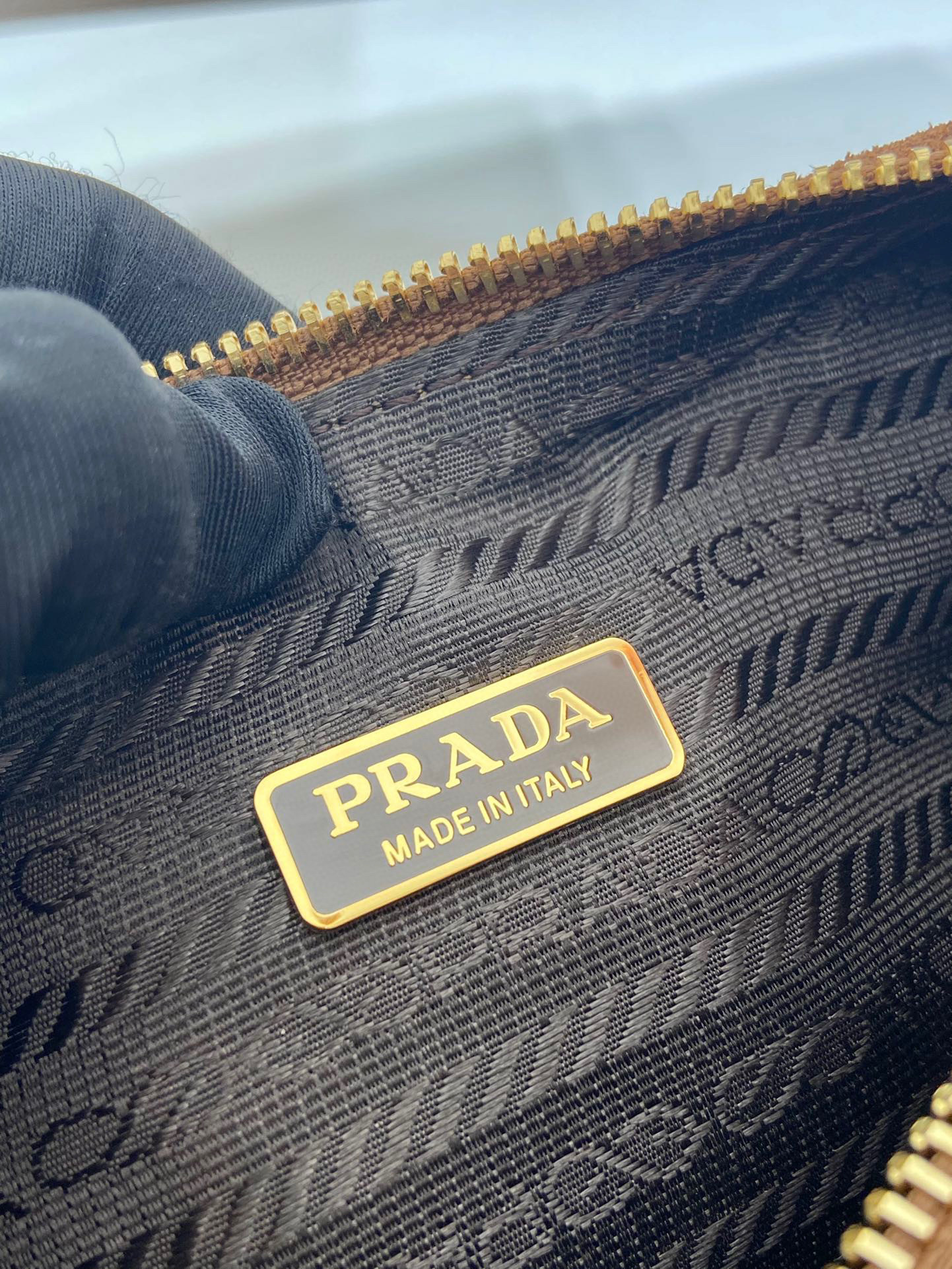 Prada 手袋尺寸：22*18*6cm