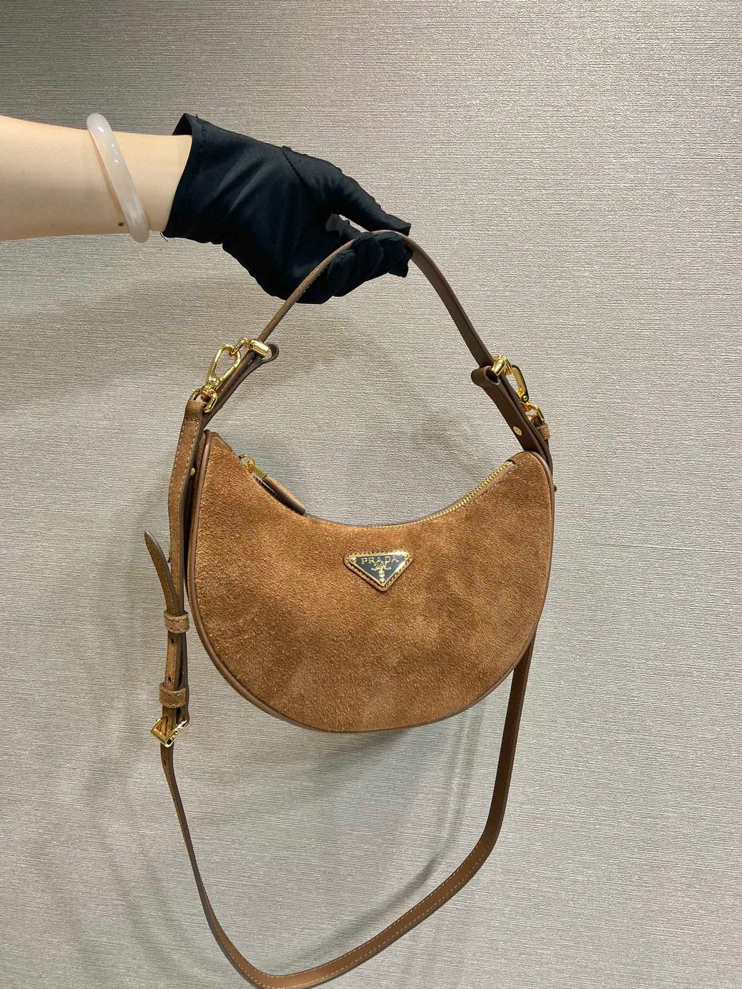 Prada 腋下包 尺寸：22.2*18.5*6.5cm