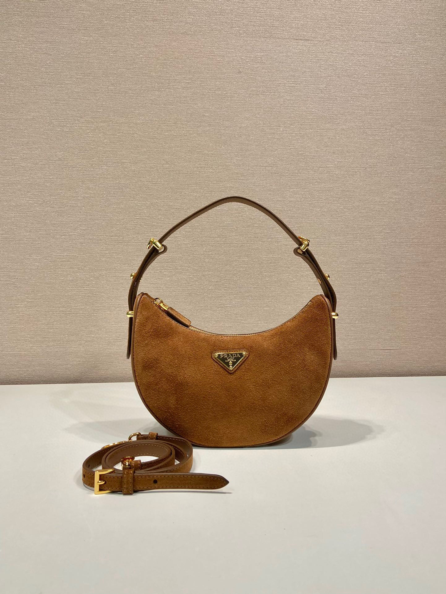 Prada 腋下包 尺寸：22.2*18.5*6.5cm