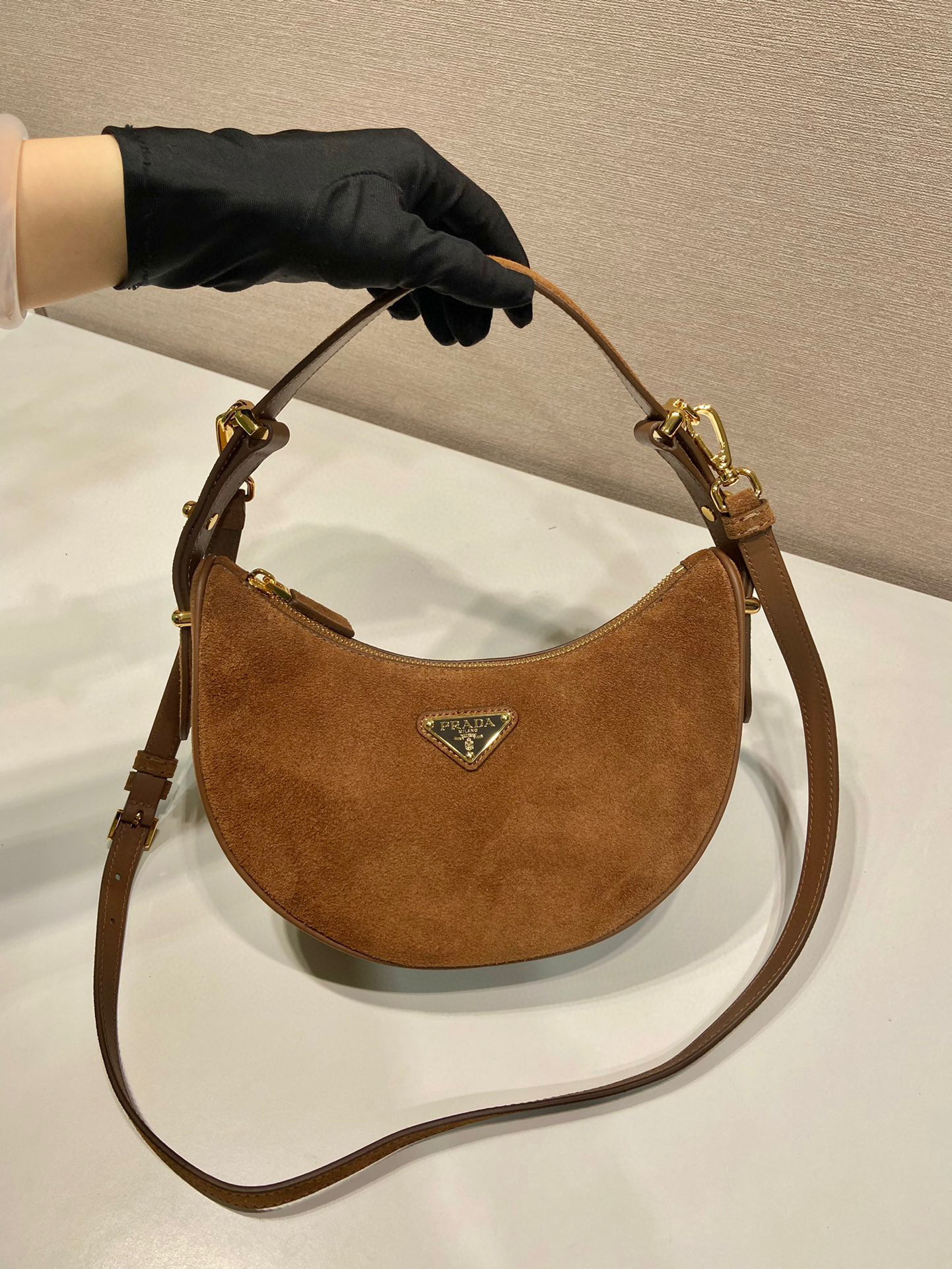 Prada 腋下包 尺寸：22.2*18.5*6.5cm