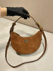 Prada 腋下包 尺寸：22.2*18.5*6.5cm