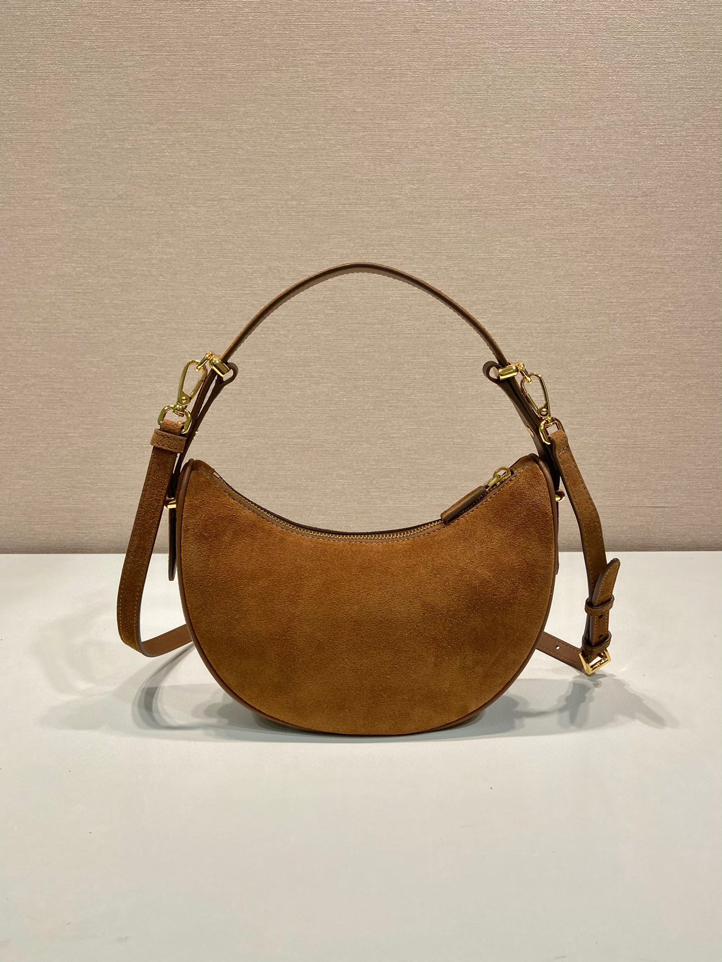 Prada 腋下包 尺寸：22.2*18.5*6.5cm