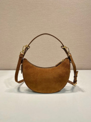 Prada 腋下包 尺寸：22.2*18.5*6.5cm