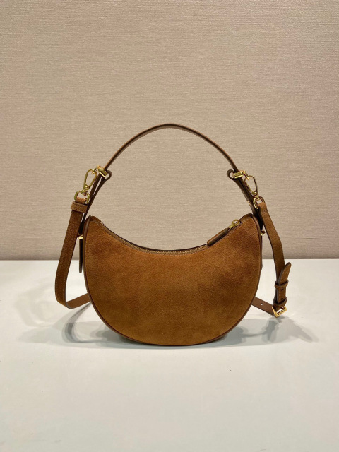 Prada 腋下包 尺寸：22.2*18.5*6.5cm