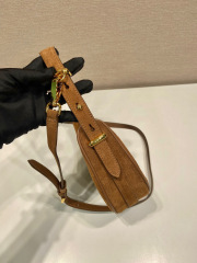Prada 腋下包 尺寸：22.2*18.5*6.5cm