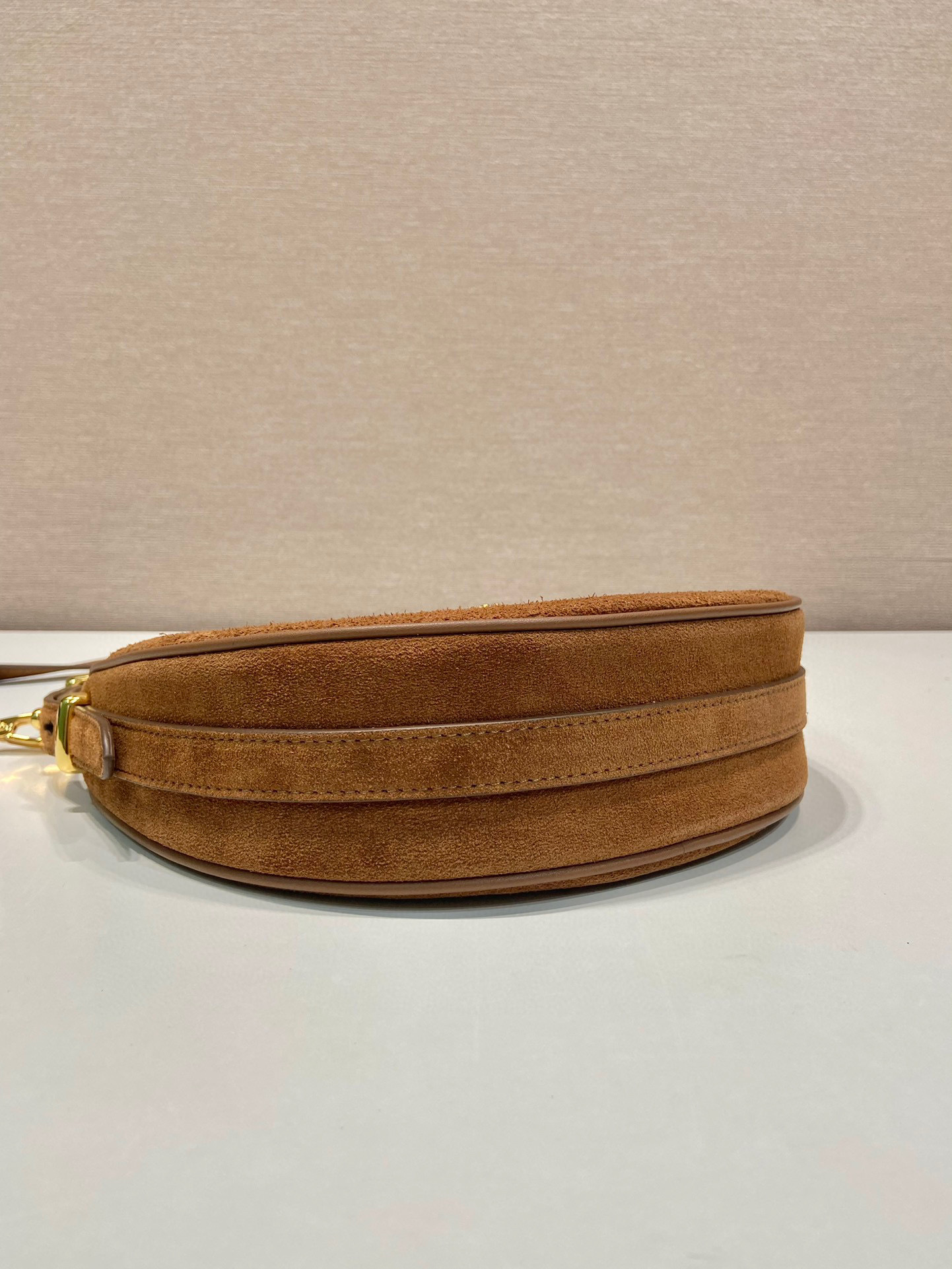 Prada 腋下包 尺寸：22.2*18.5*6.5cm