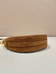 Prada 腋下包 尺寸：22.2*18.5*6.5cm