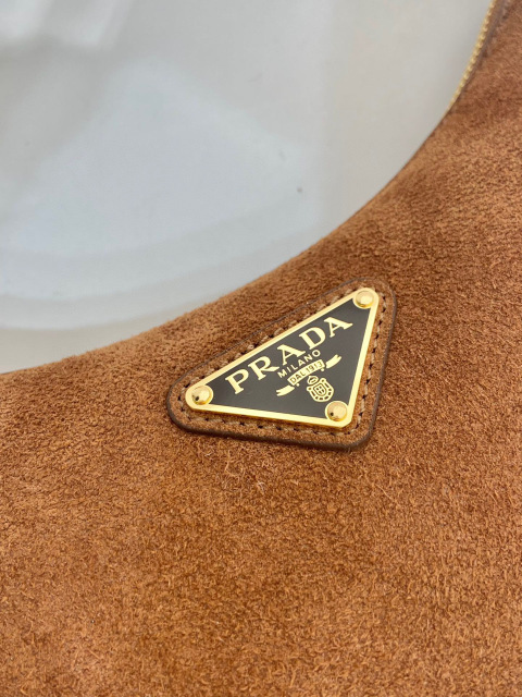 Prada 腋下包 尺寸：22.2*18.5*6.5cm
