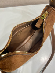 Prada 腋下包 尺寸：22.2*18.5*6.5cm
