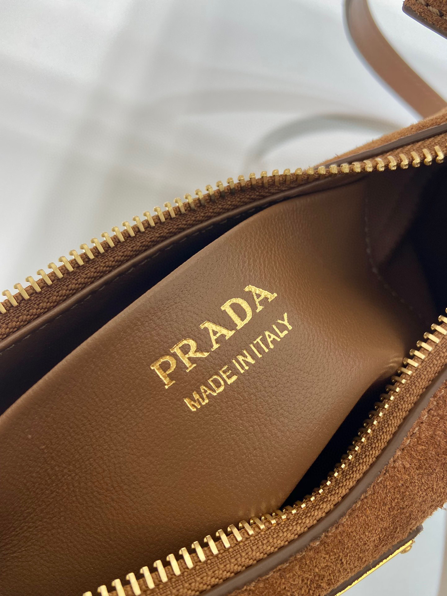Prada 腋下包 尺寸：22.2*18.5*6.5cm