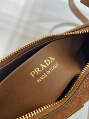 Prada 腋下包 尺寸：22.2*18.5*6.5cm