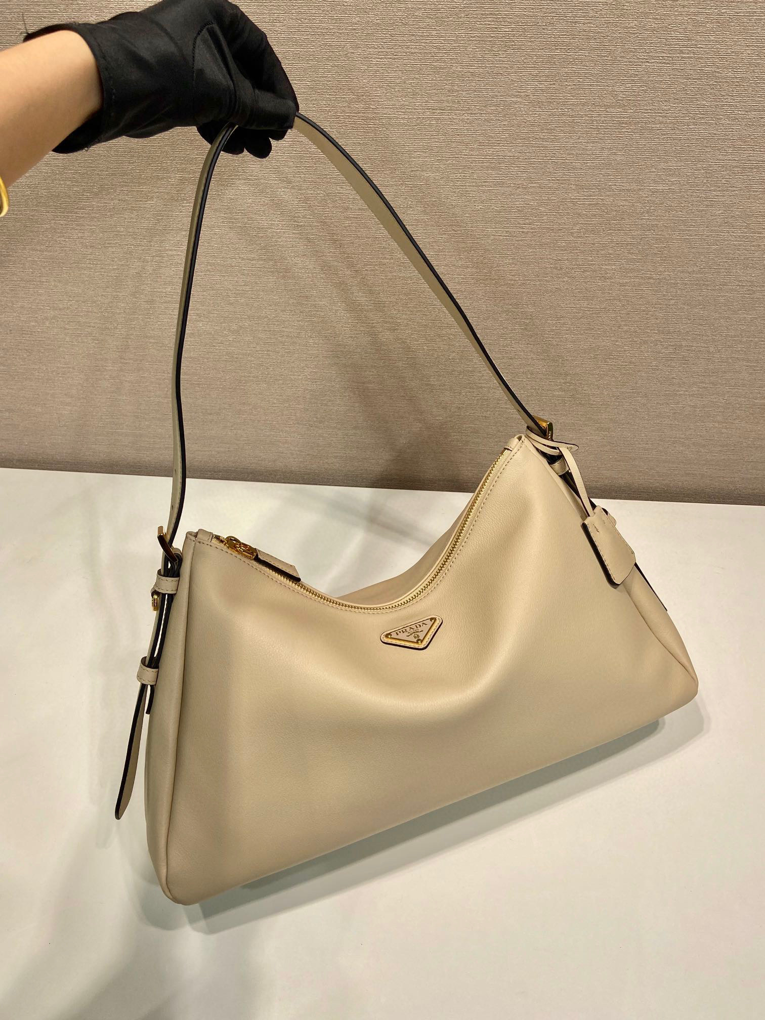 Prada Unterarmtasche Größe: 39 x 24 x 12 cm