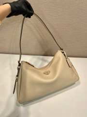 Prada Unterarmtasche Größe: 39 x 24 x 12 cm