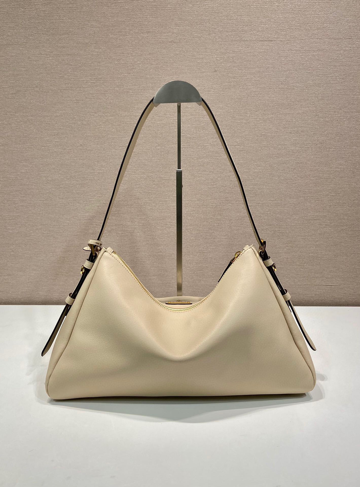 Prada Unterarmtasche Größe: 39 x 24 x 12 cm