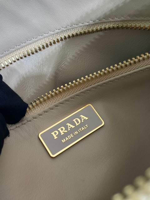 Prada Unterarmtasche Größe: 39 x 24 x 12 cm