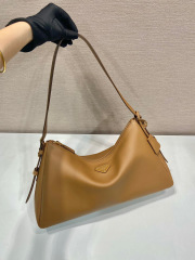 Prada 腋下包 尺寸：39*24*12cm