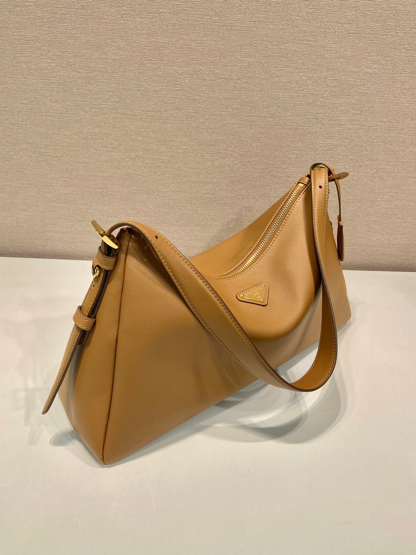 Prada 腋下包 尺寸：39*24*12cm