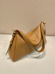 Prada 腋下包 尺寸：39*24*12cm