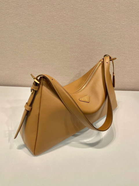 Prada 腋下包 尺寸：39*24*12cm