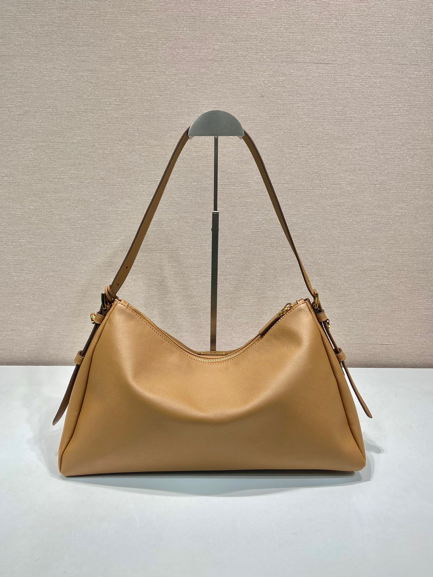 Prada 腋下包 尺寸：39*24*12cm