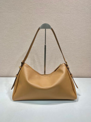 Prada 腋下包 尺寸：39*24*12cm