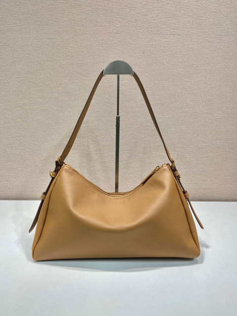 Prada 腋下包 尺寸：39*24*12cm