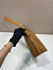 Prada 腋下包 尺寸：39*24*12cm