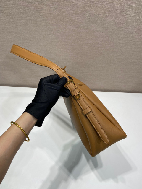 Prada 腋下包 尺寸：39*24*12cm