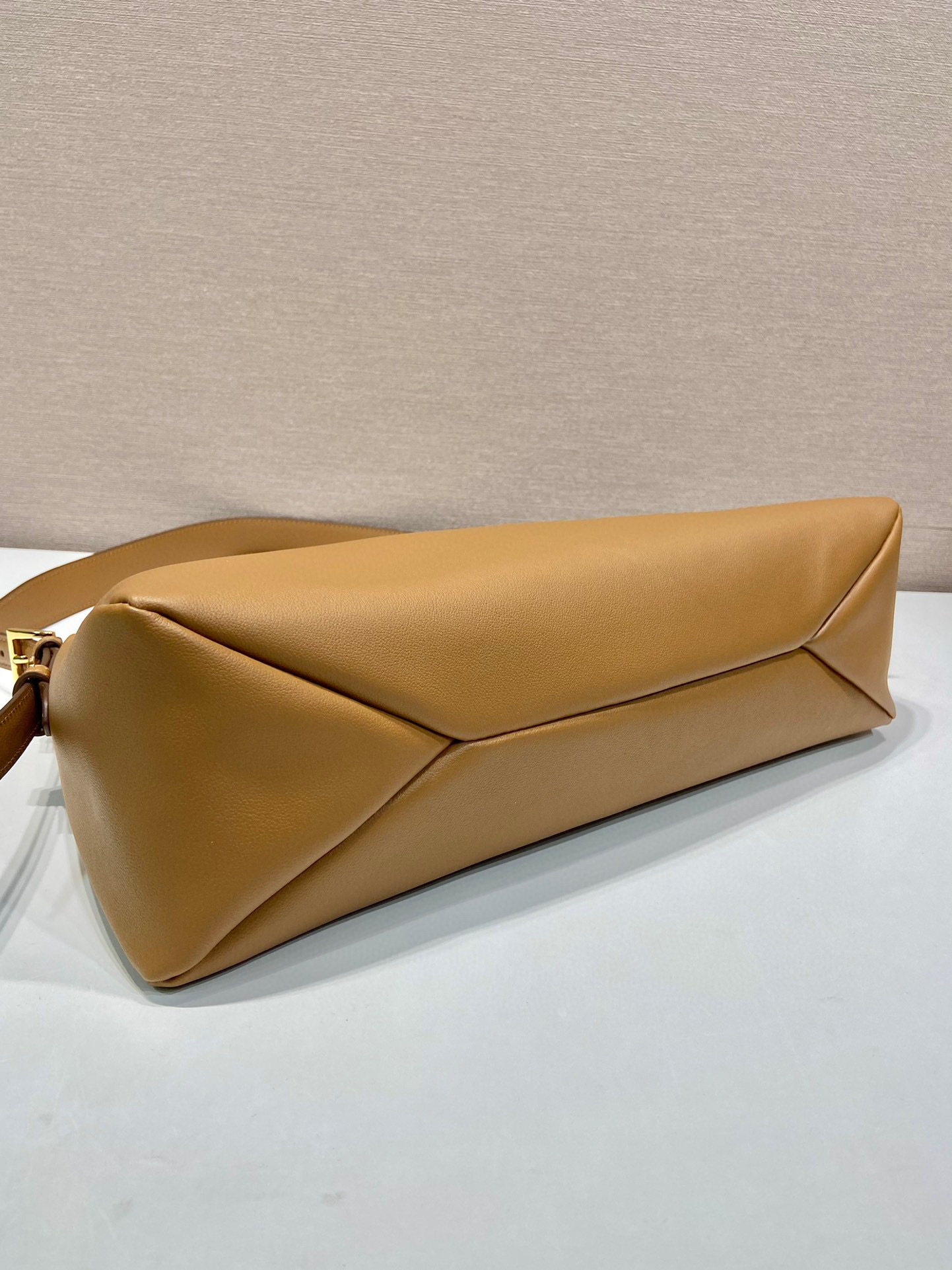 Prada 腋下包 尺寸：39*24*12cm