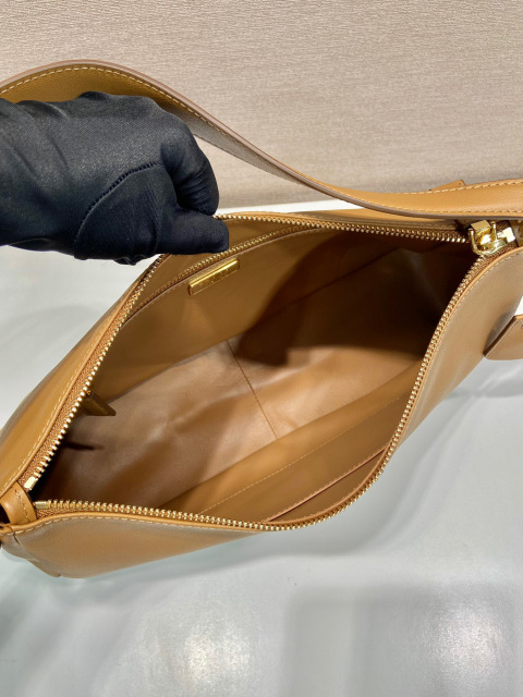 Prada 腋下包 尺寸：39*24*12cm