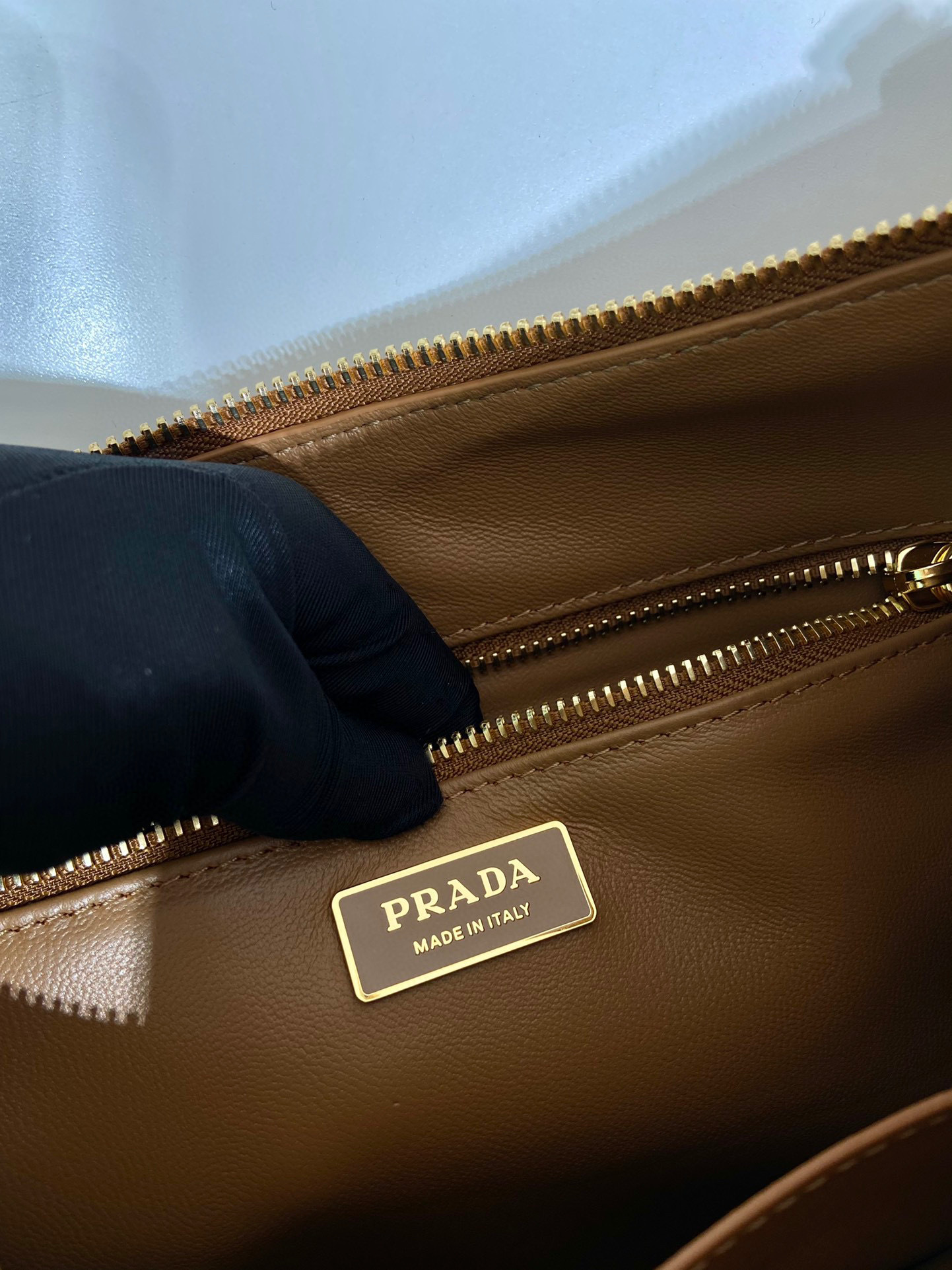 Prada 腋下包 尺寸：39*24*12cm